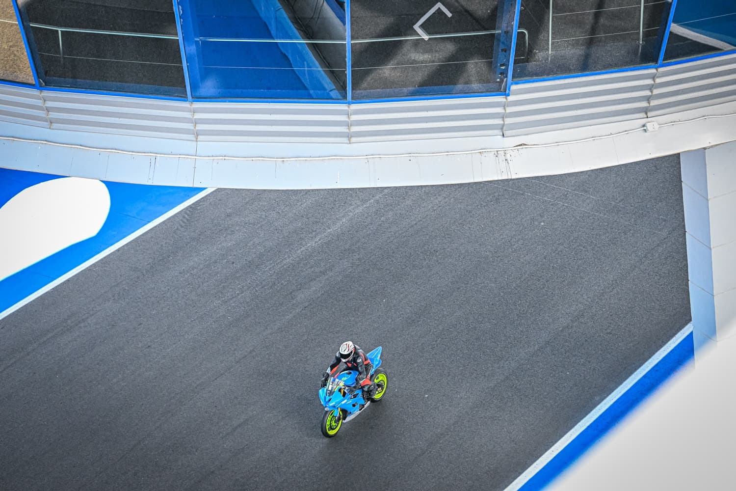 Piloto en acción - toma panorámica