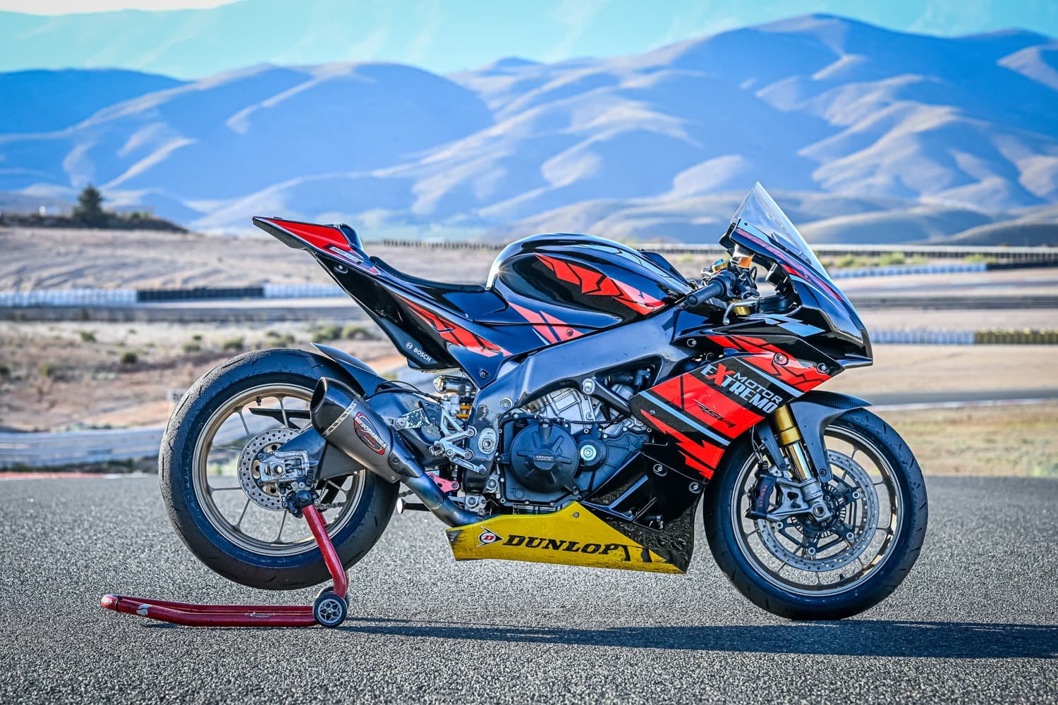 Detalle de moto en pista