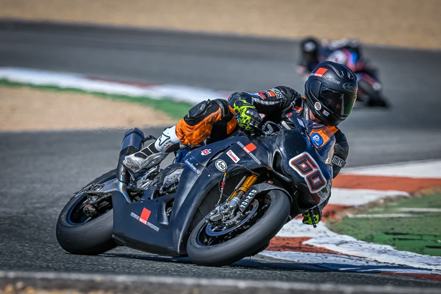 Piloto tomando curva