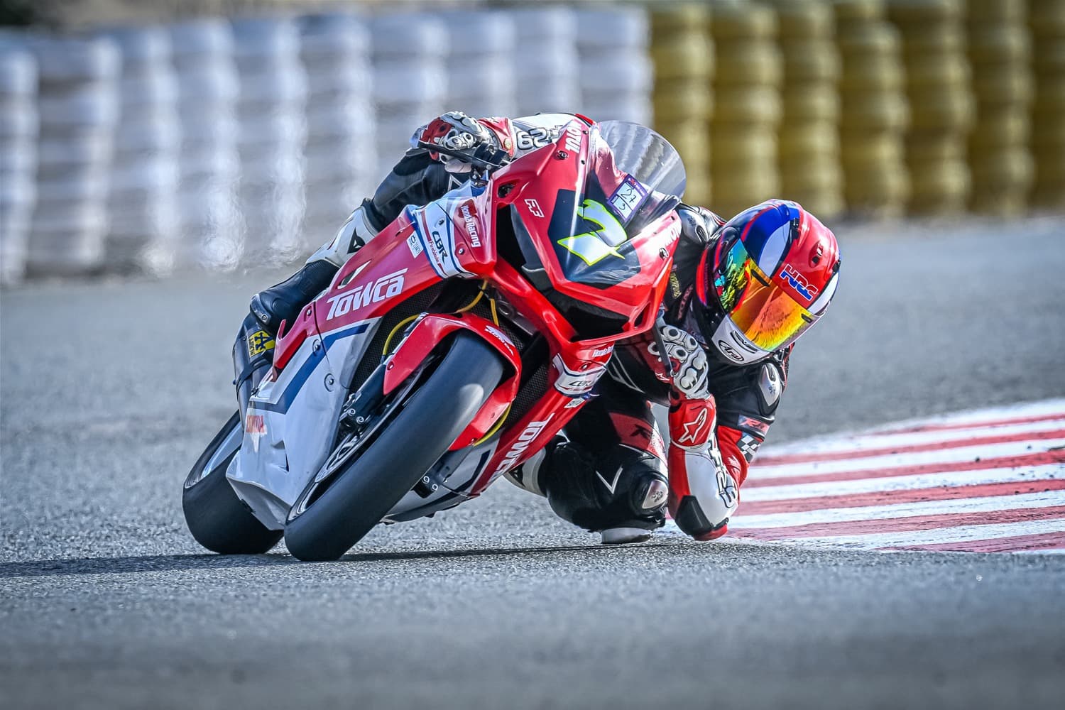 Piloto celebrando victoria